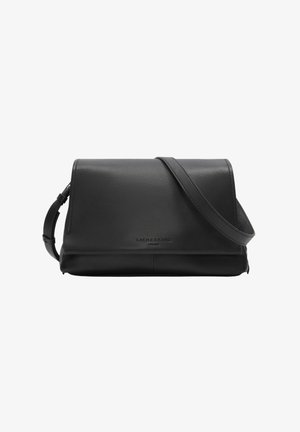 Schwarze Leder-Umhängetasche mit Klappenverschluss und verstellbarem Gurtband, minimalistisches Design, geprägt mit Markennamen vorne in der Mitte.