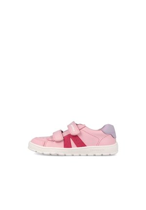 Zapatilla infantil rosa con franja lateral roja, dos tiras ajustables de velcro, lengüeta morada en el talón y suela de goma blanca.