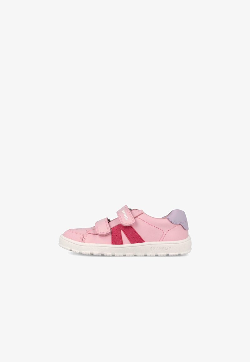Zapatilla infantil rosa con franja lateral roja, dos tiras ajustables de velcro, lengüeta morada en el talón y suela de goma blanca.
