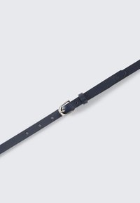 Marinblå läderbälte med spänne i silvermetal, justerbara hål och slät yta. Har en varumärkesprägling nära spännet.