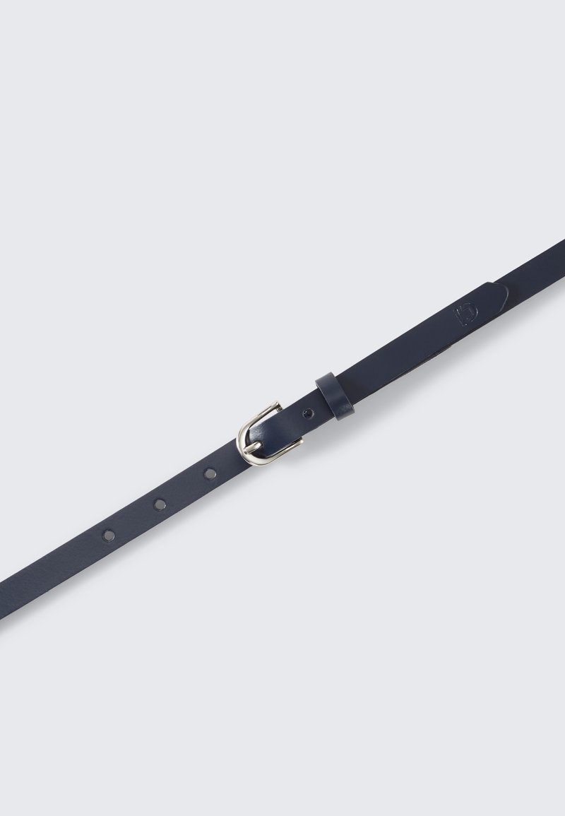 Marinblå läderbälte med spänne i silvermetal, justerbara hål och slät yta. Har en varumärkesprägling nära spännet.