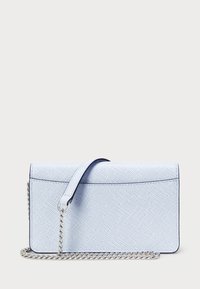 Borsa a tracolla di colore azzurro chiaro con una tracolla in argento. Presenta una chiusura a patta e un design elegante con bordi a contrasto.