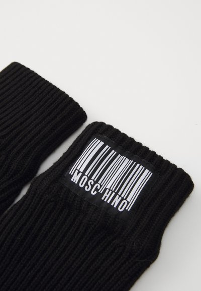 Mănuși negre tricotate cu model rib la vârful degetelor, cu o etichetă care prezintă un cod de bare și inscripția "MOSCHINO" în text alb. Suprafață texturată și margini cusute.