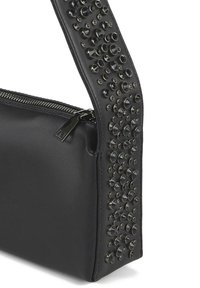 Borsa a spalla in pelle nera con tracolla testurizzata, caratterizzata da borchie nere decorative, chiusura con zip e forma rettangolare minimalista.