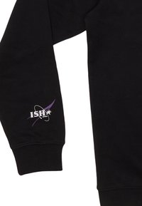 Schwarz Sweatshirt mit einem gerippten Bündchen, das ein weißes und lila "ISH"-Logo sowie ein grafisches Design mit Linien und einem Stern aufweist.