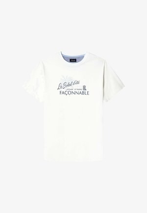 White cotton t-shirt featuring a blue graphic print with “Le Soleil d'été” and “FAÇONNABLE,” short sleeves, and a round neckline.