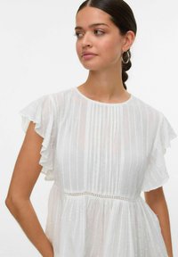 Witte, lichtgewicht blouse met gerimpelde korte mouwen, verticale strepen en gestructureerde accenten overal. Elegante ronde halslijn.