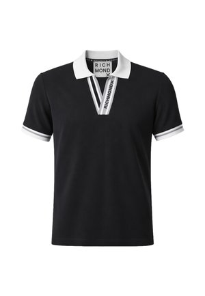 Polo nera a maniche corte con colletto e bordi delle maniche bianchi, con la scritta "RICHMOND" sul colletto e sulle strisce del girocollo.