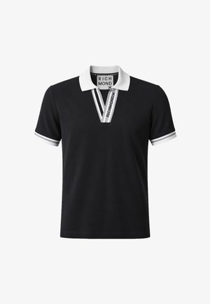 Polo nera a maniche corte con colletto e bordi delle maniche bianchi, con la scritta "RICHMOND" sul colletto e sulle strisce del girocollo.