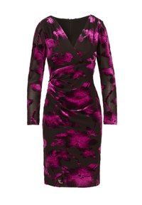 Černé šaty do kolen s dlouhými rukávy, výstřihem do V a jasně růžovým květinovým sametovým vzorem.