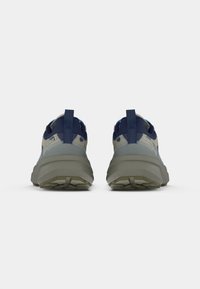 Trailrunning-Schuhe mit einem blauen und beigen Mesh-Obermaterial, einer robusten Sohle mit tiefem Profil und einer verstärkten Ferse für Stabilität.