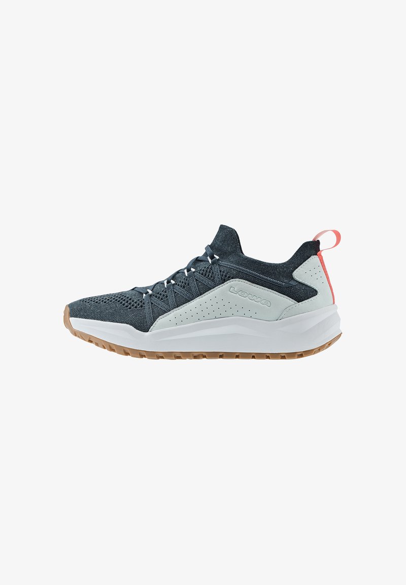 Dunkelblaue Strick-Sportschuhe mit weißer Zwischensohle, Gummiraupenaußensohle, hellgrauem Seitenpaneel, korallenfarbenem Fersenschlaufe und "LOWA"-Logo an der Seite.