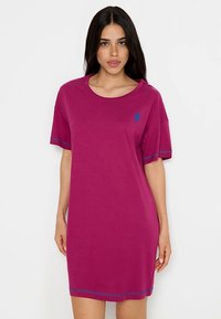 Magneta spalvos marškinėlių tipo suknelė su trumpomis rankovėmis, apvalia iškirpte ir mėlynu akcentiniu siuvimu ant dugno ir rankovių. Minkštos tekstūros audinys, laisvas siluetas.