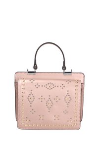 Borsa a mano in pelle rosa con motivo decorativo a chiodi, dotata di manico superiore e accessori in tonalità argento. Forma rettangolare compatta.