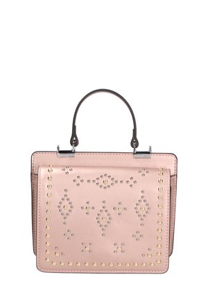 Roze leren handtas met een studs decoratief patroon, voorzien van een bovenhandvat en zilverkleurige hardware. Compact rechthoekige vorm.