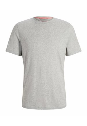 Szary t-shirt z okrągłym dekoltem i krótkimi rękawami, połączony z granatowymi spodniami typu slim fit i białymi butami sportowymi, na modelu męskim.