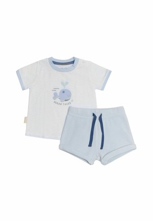 Camisa de algodón de manga corta en azul claro con un gráfico de ballena y un patrón a rayas; pantalones cortos a juego en azul claro con un acabado texturizado y cordón.