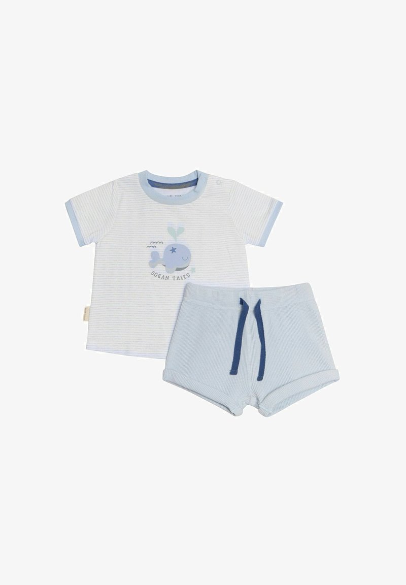 Camisa de algodón de manga corta en azul claro con un gráfico de ballena y un patrón a rayas; pantalones cortos a juego en azul claro con un acabado texturizado y cordón.