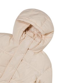 Beżowa kurtka puchowa z kapturem, z pikowanym wzorem i zapięciem na zatrzaski. Gładka tekstura i miękki, lekki materiał.