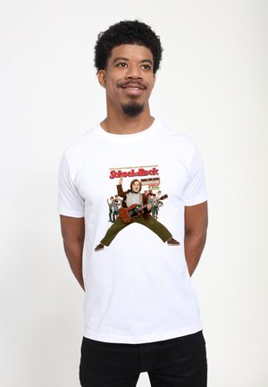 Hvid bomuld T-shirt med et trykt motiv fra "School of Rock" med en central figur, der spiller guitar, og en gruppe bagved, farverig tekst.