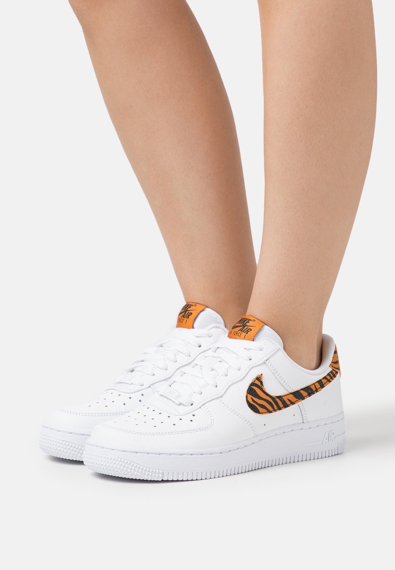 Nike Sportswear AIR FORCE 1 '07 Sneaker low white/multicolor/black/monarch/weiß Zalando.de