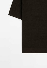 Pull en maille marron foncé à manches courtes avec un ourlet droit, présenté à plat sur un fond blanc.