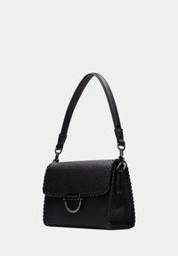 Svart texturerad läderhandväska med en strukturerad form, med en topphandtag, silverfärgad metall och dekorativ sömnad längs kanterna.