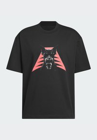 Schwarzes Baumwoll-T-Shirt mit einer Grafik eines Hunde-Kopfes, der weiß umrandet ist, vor einem pinken, dreieckigen Hintergrund mit scharfen Linien.