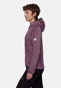 Fleece-Hoodie in Mauve mit einer strukturierten Oberfläche, Reißverschlusstaschen und einer Kapuze mit Kordelzug. Mit einem Logopatch am Ärmel.