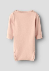 Jasnoróżowy, krótki rękaw bodysuit dla niemowląt, wyeksponowany na szarym tle, z okrągłym dekoltem i zapięciem na zatrzaski na ramieniu.