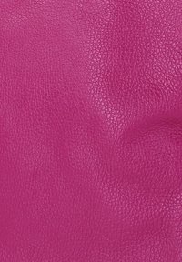 Gestructureerd felroze leren oppervlak met kleine natuurlijke nerfpatronen en lichte plooien.