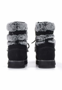 Schwarze Wildleder-Ankle Boots mit grauen Kunstfell-Akzenten, runder Zehenpartie, Schnürverschluss und flacher Gummisohle mit Nahtdetails.