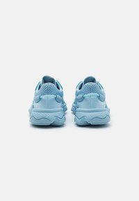 adidas Originals OZWEEGO KIDS - Sneakers - clear sky/collegiate green