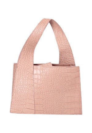 Sac à main rectangulaire rose pâle avec une large sangle et une texture peau de crocodile, présenté sur un fond blanc.