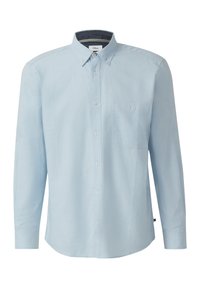 Jasnoniebieska koszula z długim rękawem, kołnierzykiem na guziki, pojedynczą kieszenią na piersi oraz subtelną teksturą materiału. Klasyczny krój z prostym dołem.