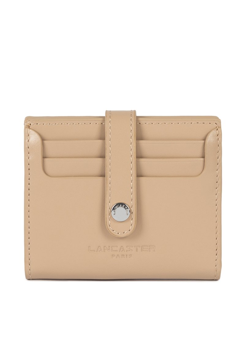 Beige leren portemonnee met zes kaartsleuven, een centraal compartiment en een drukknoopsluiting. Subtiel reliëflogo en contrasterende stiksel.