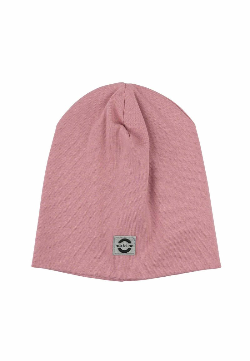 Berretto rosa realizzato in un morbido e elastico tessuto con una superficie liscia. Presenta un'appliqué con logo cucito nella parte inferiore. Design essenziale senza decorazioni.