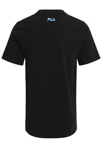 Svart kortärmad T-shirt i bomull med rund halsringning. Utrustad med en blå FILA-logotyp på övre ryggen. Slät textur. Normal passform.