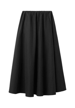 Falda maxi negra con cintura elástica, con forma en A fluida y textura suave. Sin patrones ni acentos visibles.