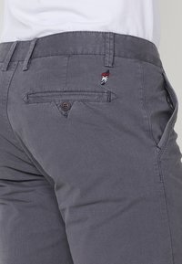 Unselected, gris grey