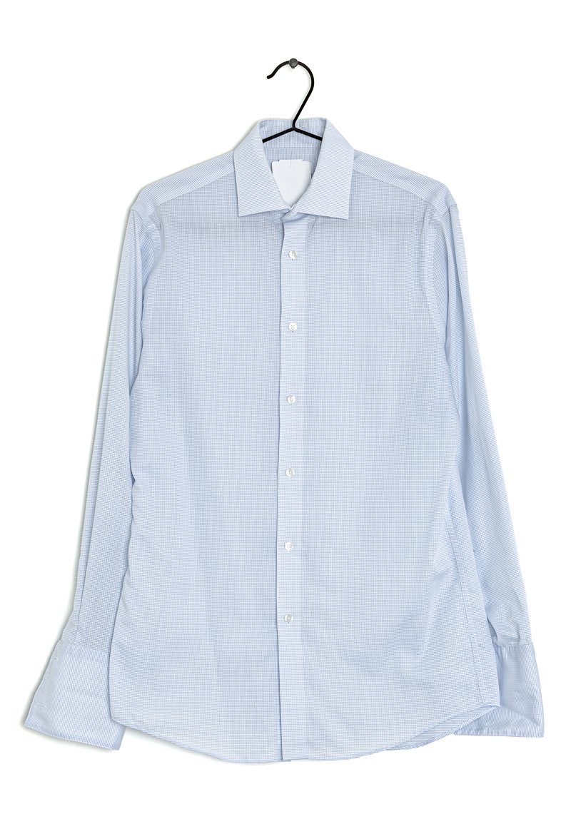 Chemise bleu clair à manches longues avec un motif à carreaux, fermeture à boutons et col boutonné. Le matériau semble lisse et léger.
