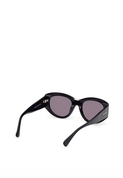 Gafas de sol negras de ojo de gato con lentes oscuras y patillas gruesas ligeramente curvadas hacia adentro.