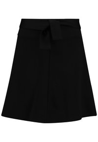 Falda negra en forma de A con una cinturilla con lazo, hecha de una tela suave. Presenta un dobladillo acampanado y un diseño minimalista.