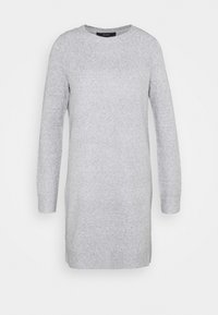 Grå stickad klänning med långt ärm, rundad halsringning och ribbade mudd. Mjuk textur, minimalistisk design, mitten av lårlängd.