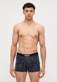 Blaue Boxershorts mit einem Paisley-Muster, schwarzer Bund mit dem Wort "BOSS", aus einem weichen Stoff für zusätzlichen Komfort.