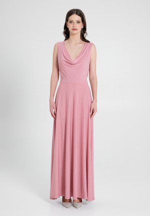 Langes pinkes Kleid mit Schalkragen und ärmellosem Design. Der Stoff ist aus einem weichen Material mit subtilen Glitzereffekten durchgehend.