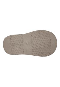 Suela de zapato en goma gris claro, con una superficie texturizada que presenta patrones de espiga horizontales y diagonales, y un detalle de logo circular.
