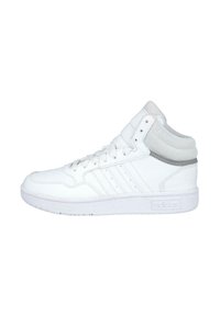 Zapatilla alta blanca con parte superior de cuero, detalles perforados, diseño de tres franjas, cuello de malla y suela de goma. Estilo minimalista.