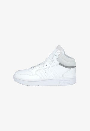 Zapatilla alta blanca con parte superior de cuero, detalles perforados, diseño de tres franjas, cuello de malla y suela de goma. Estilo minimalista.