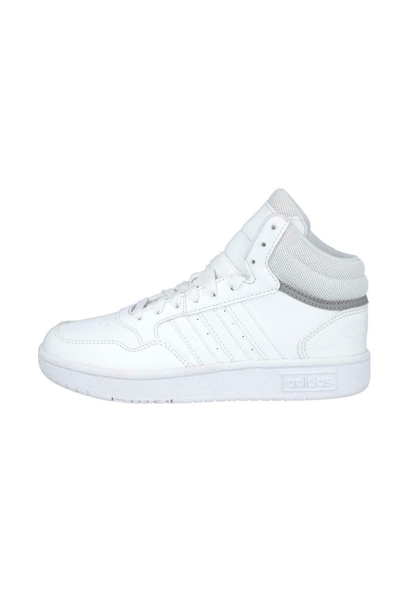 Zapatilla alta blanca con parte superior de cuero, detalles perforados, diseño de tres franjas, cuello de malla y suela de goma. Estilo minimalista.